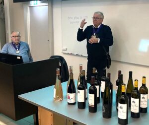 Joensuun viiniseura Munskänkarnan lokakuun -25 tasting Välimeren alueen viineistä ja oliiveista. Tarmo Wasenius kertoi oliivien kypsytyksestä ja Juha Tiensuun oli valinnut illan maisteltavat viinit.
