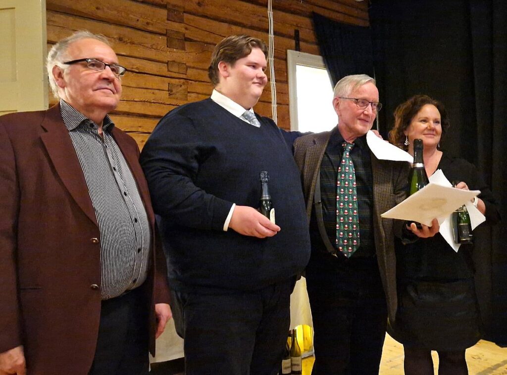 Tietokilpailun laatija (vas) ja voittajat